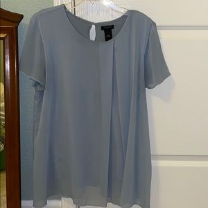 Nice ann taylor shirt with pearl button in back